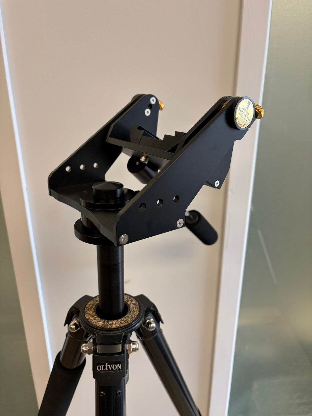 Tele Vue Gibraltar Mount Head on Olivon TR-197-16 Tripod with ADM DV Clamp – Used (Very Good)