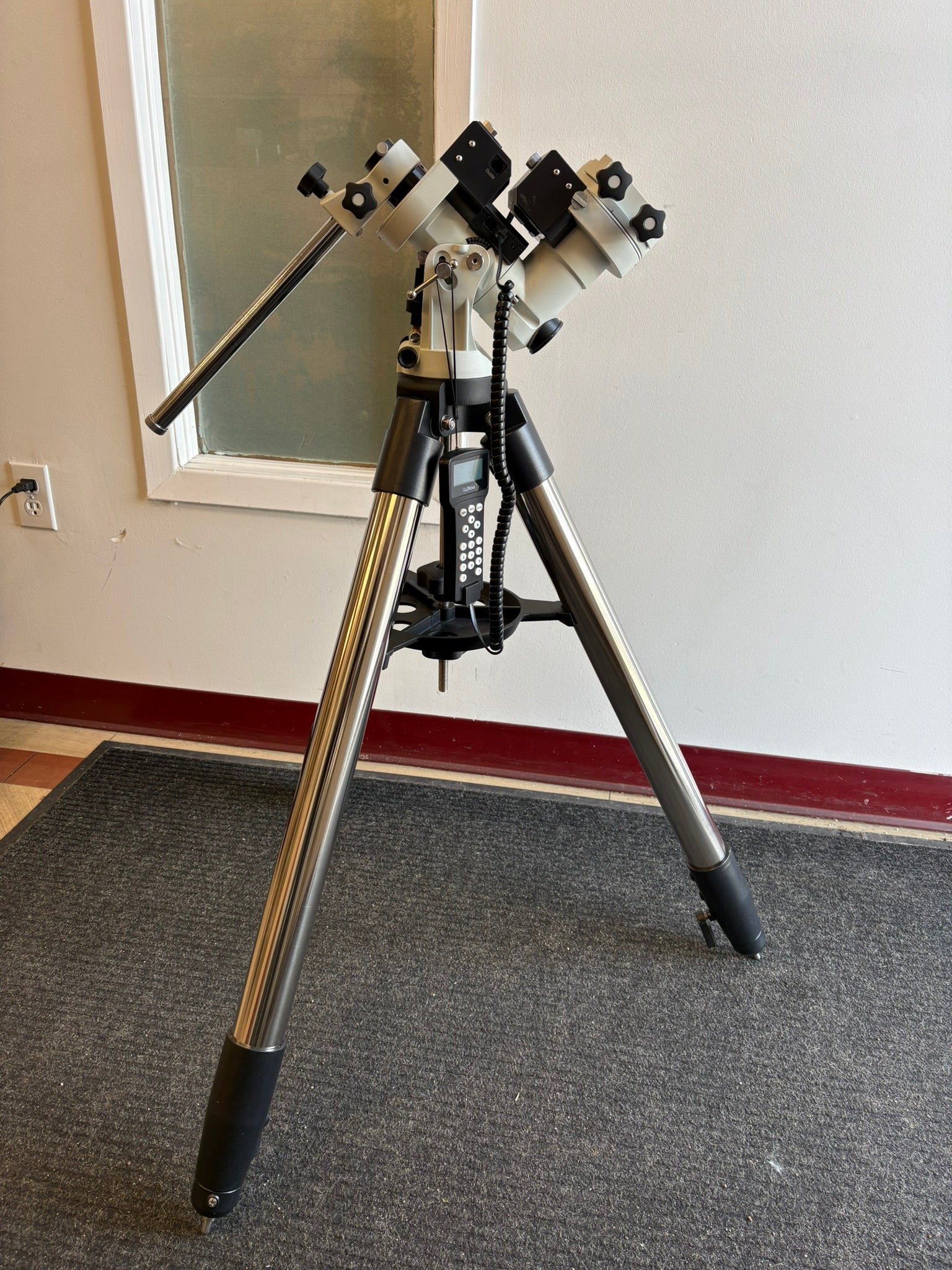 iOptron CEM25p 2" Tripod and Case - Used
