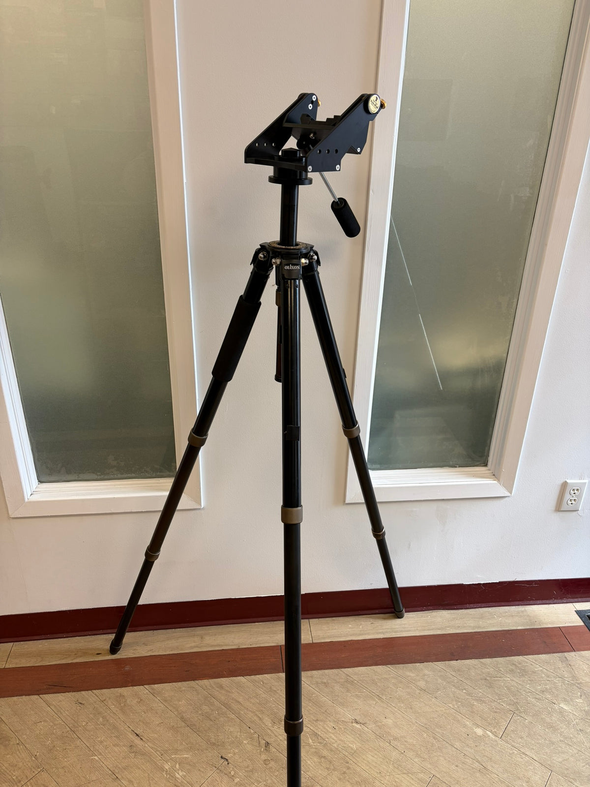Tele Vue Gibraltar Mount Head on Olivon TR-197-16 Tripod with ADM DV Clamp – Used (Very Good)